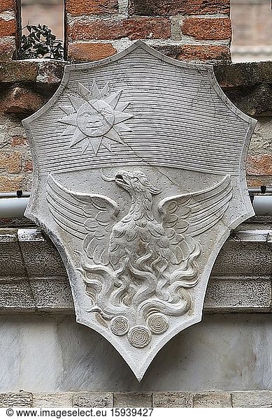 Relief mit Adler auf Flammen und Sonne  Venedig  Venetien  Italien  Europa