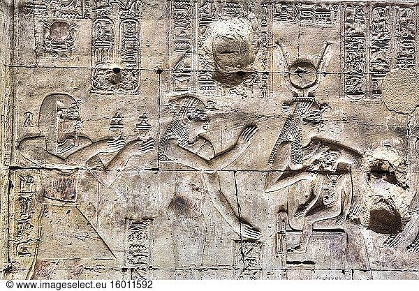 Relief  Pharao und Gottheiten  Osiris- und Opet-Tempel  Karnak-Tempelkomplex  UNESCO-Weltkulturerbe  Luxor  Ägypten