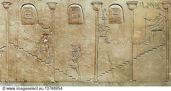 Reliefdetail aus dem Sarkophag von Ashait aus dem Tempel von Mentuhotep II. Ein Schreiber  der aufzeichnet  wie das Getreide von Trägern unter der Aufsicht eines sitzenden Verwalters in den Kornspeicher gebracht wird. Altes Ägypten. Altägyptisch. Mittleres Reich  11. Dynastie ca. 2010 1998 v. Chr.