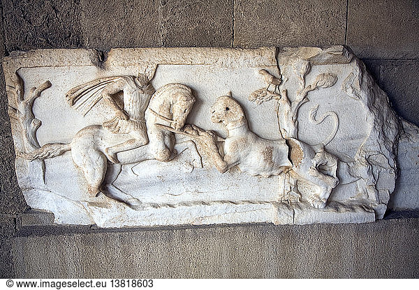 Reliefplatte aus hellenistischem Marmor  Jagdszene  römisches Tetrapylon  Archäologisches Museum  Rhodos  Griechenland