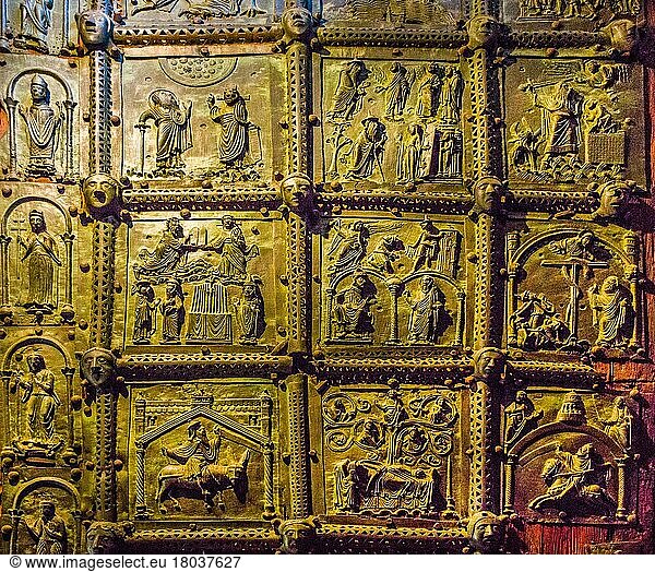 Reliefplatten der Bronzetüren  reichste von allen erhaltenen romanischen Bronzetüren  San Zeno Maggiore  eine der schönsten romanischen Kirchen Italiens  12. -13. Jhd. Verona mit mittelalterlicher Altstadt  Venetien  Italien  Verona  Venetien  Italien  Europa