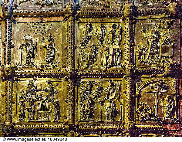 Reliefplatten der Bronzetüren  reichste von allen erhaltenen romanischen Bronzetüren  San Zeno Maggiore  eine der schönsten romanischen Kirchen Italiens  12. -13. Jhd. Verona mit mittelalterlicher Altstadt  Venetien  Italien  Verona  Venetien  Italien  Europa