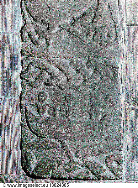 Reliefskulptur skandinavischen Ursprungs aus dem Friedhof von Gosforth  zeigt Thor beim Fischen mit dem Riesen Hymir  England. Wikinger. Cumberland.