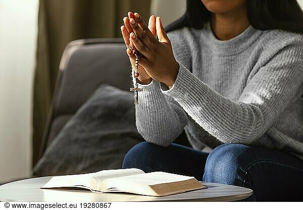 Religiöse Frau betet mit Rosenkranz