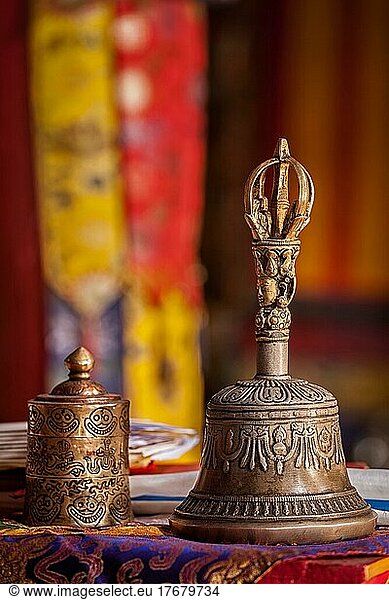 Religiöse Glocke in der Spituk Gompa (tibetisch-buddhistisches Kloster) . Ladakh  Indien  Asien