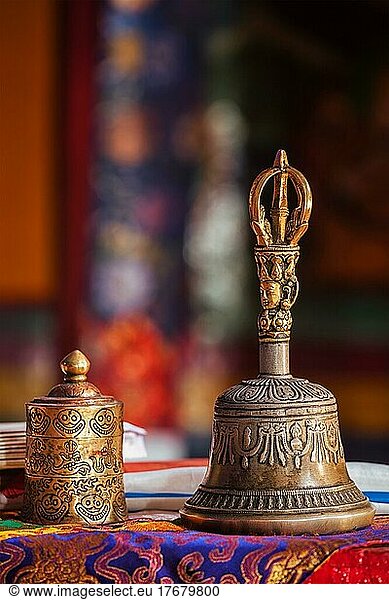 Religiöse Glocke in der Spituk Gompa (tibetisch-buddhistisches Kloster) . Ladakh  Indien  Asien