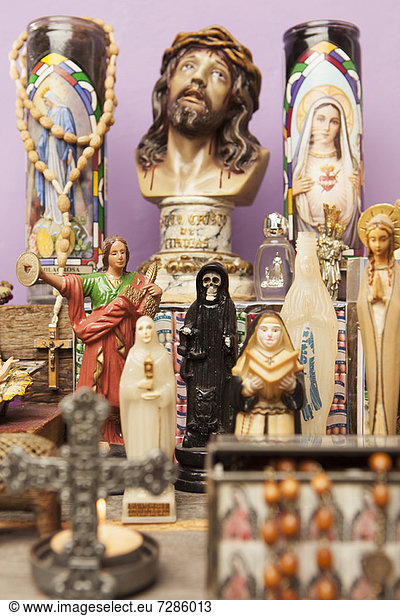 Religiöse Ikonen und Kreuze auf dem Tisch