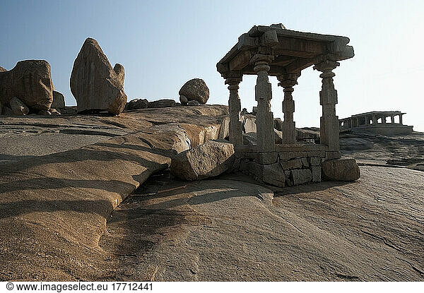 Religiöse Strukturen auf Felsen; Hampi  Karnataka  Indien
