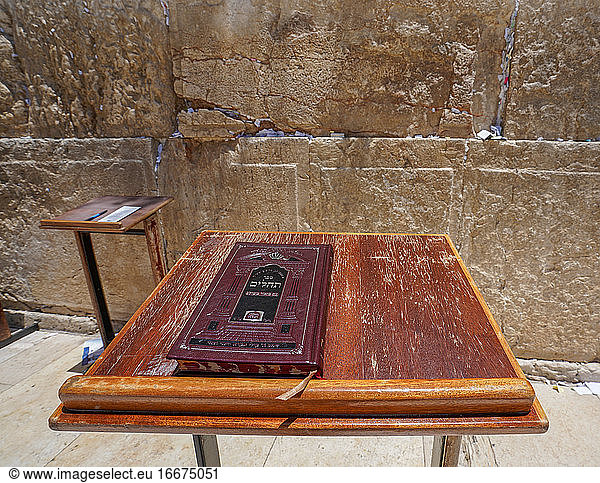 Religiöses Buch vor der Westmauer in Jerusalem
