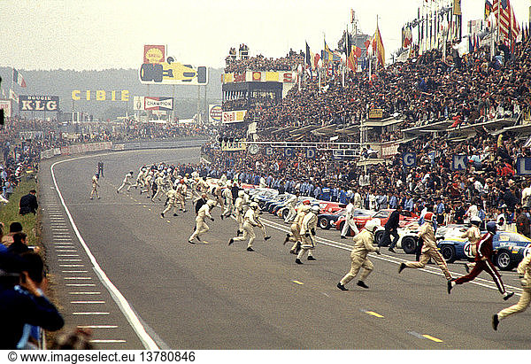Rennfahrer  die beim Start des 24-Stunden-Rennens von Le Mans zu ihren Autos laufen  Frankreich 1969.