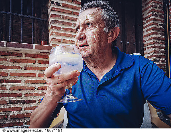 Rentner bei der Verkostung einer Kombination aus Premium-Gin und Tonic Water