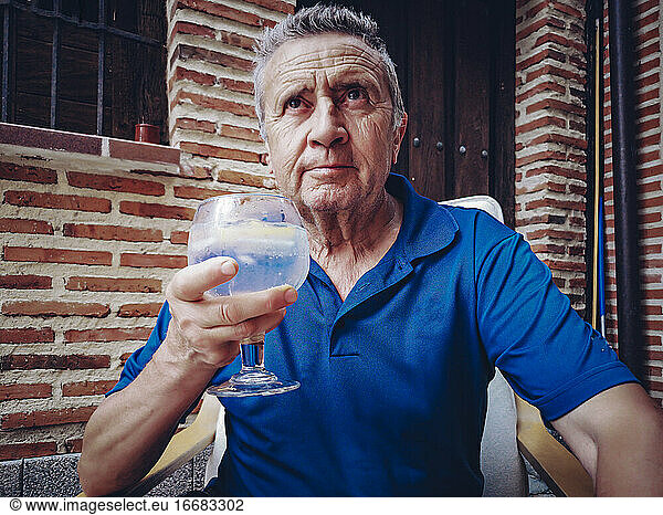 Rentner bei der Verkostung einer Kombination aus Premium-Gin und Tonic Water
