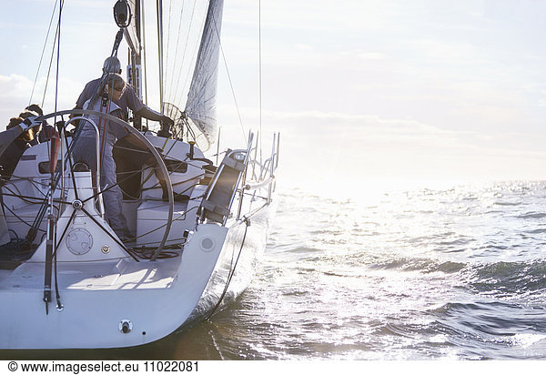 Rentnerpaar segelt auf dem sonnigen Meer