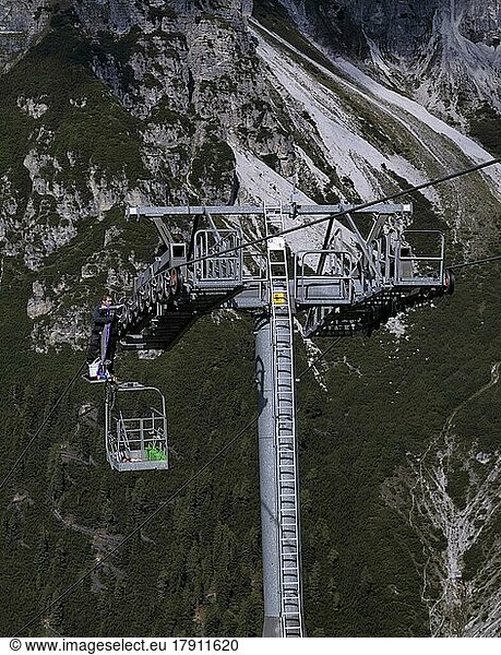 Repair work on the Kreuzjochbahn  gondola lift  Kreuzjoch  Schlick 2000  Fulpmes  Stubai Valley  Tyrol  Austria  Europe