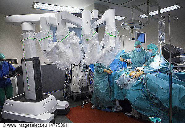 Reportage in an operating theatre during a hysterectomy using the da ...