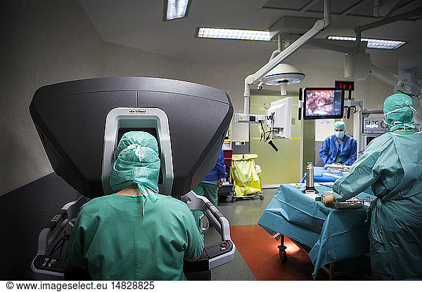 Reportage in an operating theatre during a hysterectomy using the da ...