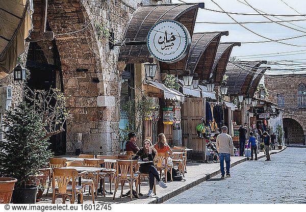 Restaurant auf einem alten Souk im historischen Viertel von Byblos  der größten Stadt im Gouvernement Mount Lebanon im Libanon.