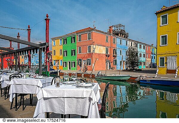 Restaurant mit Außenbereich vor den bunten Wohnhäusern in Burano  Venedig  Italien  Europa