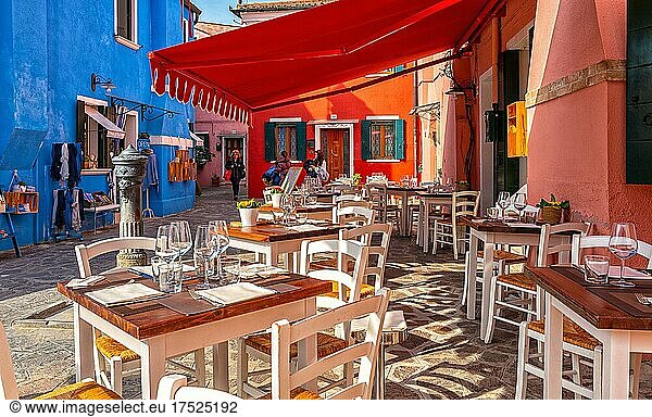 Restaurant mit Außenbereich vor den bunten Wohnhäusern in Burano  Venedig  Italien  Europa