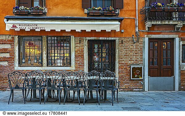 Restaurant mit typisch venezianischer Hausfassade in der Lagunenstadt Venedig  Venedig  Italien  Europa