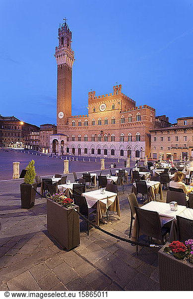Restauranta auf der Piazza del Campo mit dem Rathaus Palazzo Pubblico und dem Turm Torre del Mangia  Siena  UNESCO-Weltkulturerbe  Provinz Siena  Toskana  Italien  Europa