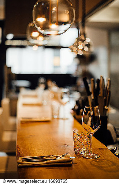 Restaurantküche innen: Holztheke  Gläser  keine Menschen