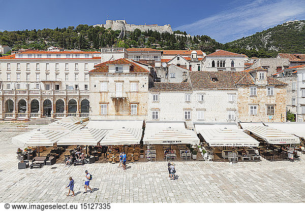 Restaurants am Hauptplatz  Blick auf die Spanische Festung  Hvar  Insel Hvar  Dalmatien  Kroatien  Europa