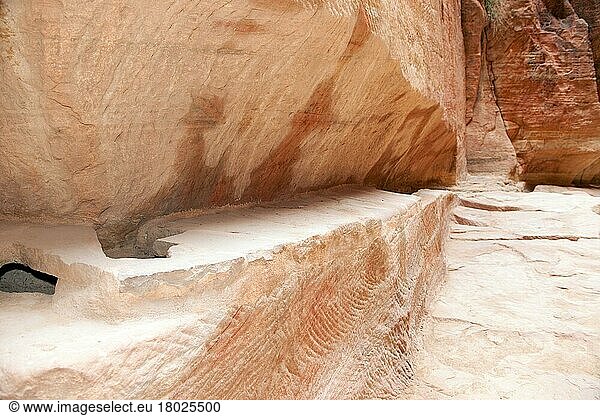 Restaurierte antike Wasserleitung in Siq  Canyon  Schlucht  antike Pflastersteine  gepflasterte Straße  Römer  Straßenbelag  Archäologischer Park Petra  Felsenstadt Petra  Jordanien  Kleinasien  Asien