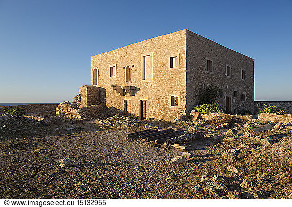 Restaurierte Überreste des Hauses der Ratsherren auf der Fortezza Sonnenuntergang Rethymno (Rethymnon) Kreta Griechische Inseln Griechenland Europa