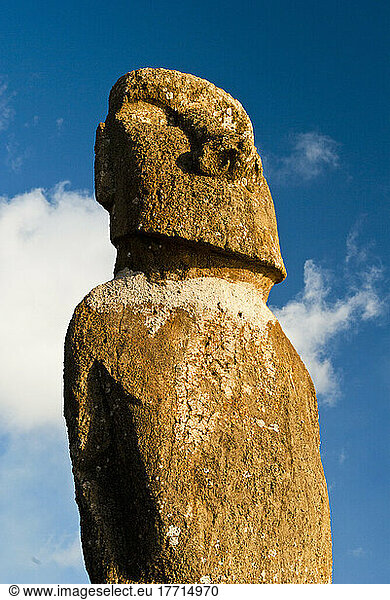 Restaurierter Ahu Riata Single Moai in der Hanga Piko Bay; Osterinsel  Chile