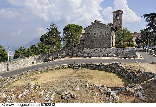 Reste der Akropolis mit dem Tempel der Juno bzw. Guinone Moneta und Kirche Chiesa di San Pietro  13. Jh.  Segni  Latium  Italien  Europa