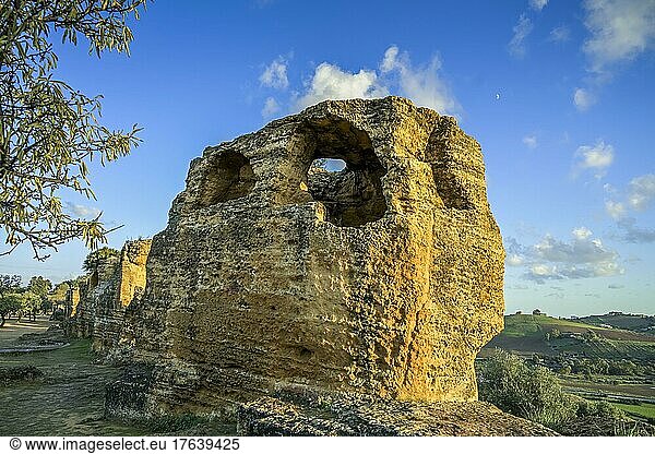 Reste der Stadtmauer  archäologischer Park Valle dei Templi (Tal der Tempel)  Agrigent  Sizilien  Italien  Europa