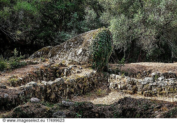 Reste der Steinhütten aus der Bronzezeit  archäologischen Fundstätte Filitosa  Korsika  Filitosa  Korsika  Frankreich  Europa