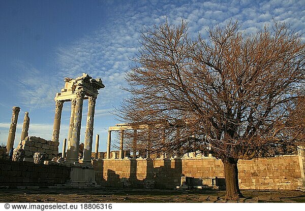 Reste des Trajan-Tempels auf der Akropolis von Bergama  Türkei  Asien