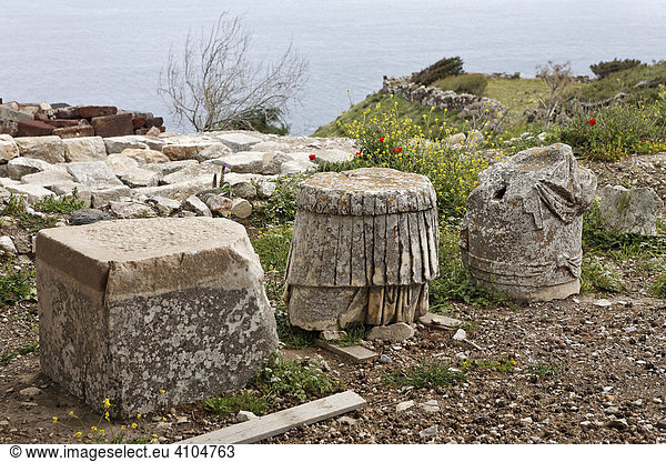 Reste einer Statue auf dem Ruinenfeld auf dem Messa Vouno  Alt Thira  Santorin  Griechenland