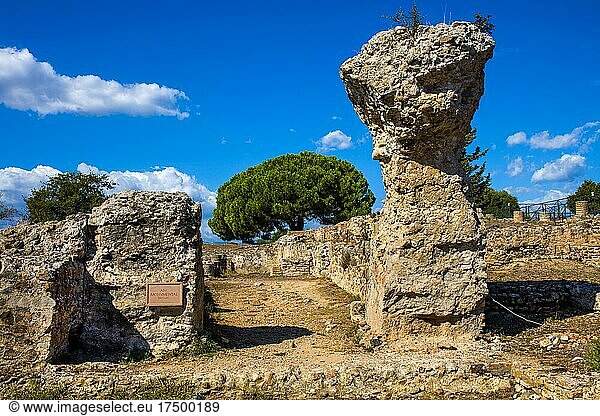 Reste eines Torbogens  Ausgrabungsstätte  Römerstadt Aleria  Korsika  Aleria  Korsika  Frankreich  Europa