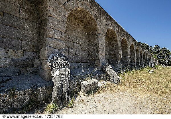 Reste von Marmorfiguren  Ruinen des römischen Heiltempels Asklepieion  Kos  Dodekanes  Griechenland  Europa