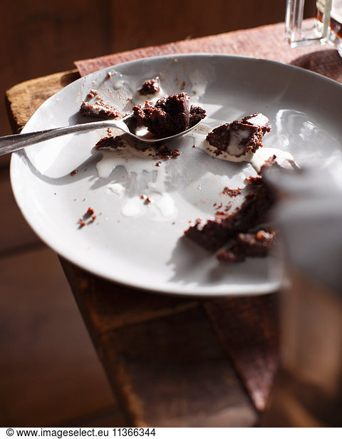 Reste von Schokoladenpudding auf Teller