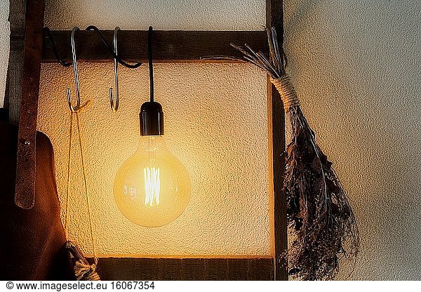 Retro-Glühbirne hängen in der Nähe von weißen Wand mit moderner Dekoration  home interior Hintergrund.