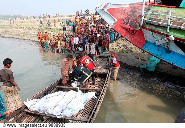 Rettung tragen Verkehr arbeiten aufwärts Boot Unfall Fähre Minute Mittelpunkt Ladung voll 70 Bangladesh Tod Februar Maut