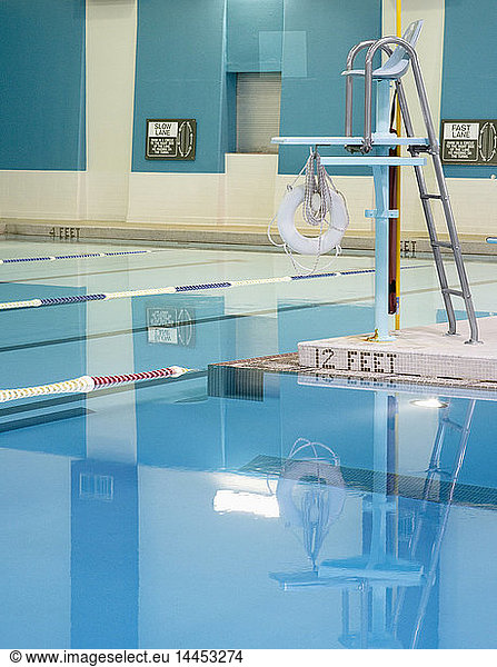 Rettungsschwimmerstand und Pool