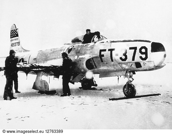 RF-80 'SHOOTING STAR ' 1952. Ground crewmen of the U.S. Air Force cover an Lockheed RF-80 'Shooting Star' of the 67th Tactical Reconnaissance Wing in a winter storm during the Korean War 1952.