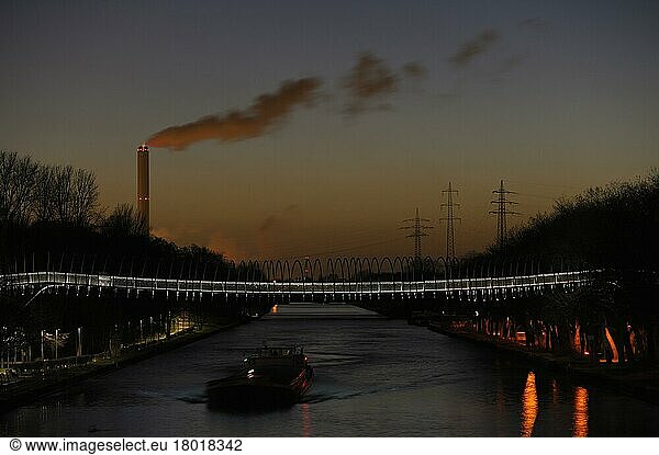 Rhein-Herne-Kanal mit beleuchteter Rehberger Brücke  Schiffe auf Kanal  abends  Februar  Oberhausen  Nordrhein-Westfalen  Deutschland  Europa