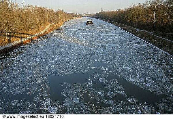 Rhein-Herne-Kanal mit Eisschollen  Februar  Oberhausen  Nordrhein-Westfalen  Deutschland  Europa