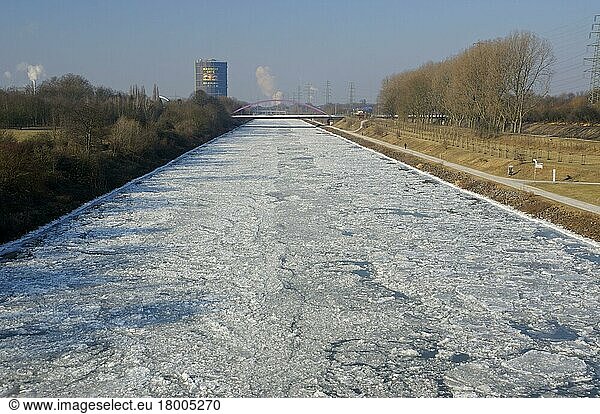 Rhein-Herne-Kanal mit Eisschollen  Gasometer  Februar  Oberhausen  Nordrhein-Westfalen  Deutschland  Europa
