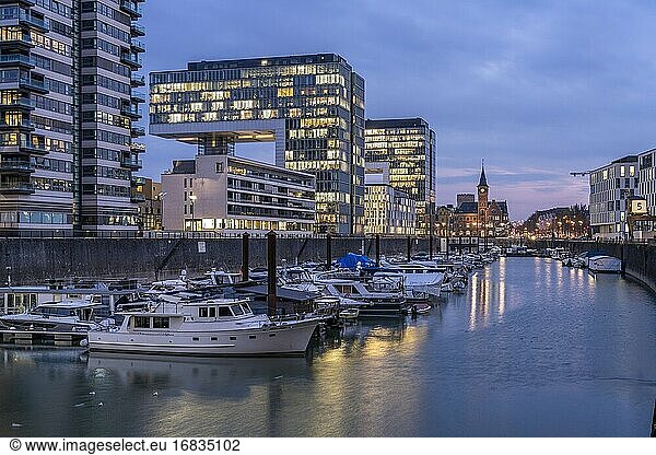 Rheinauhafen und Kranh?user in der Abendd?mmerung  K?ln  Nordrhein-Westfalen  Deutschland | Rheinauhafen und die drei Kranhäuser in der Abendd?mmerung  Köln  Nordrhein-Westfalen  Deutschland.