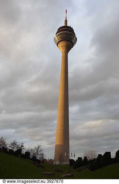 Rheinturm in der Abendsonne  Düsseldorf  Nordrhein-Westfalen  Deutschland  Europa