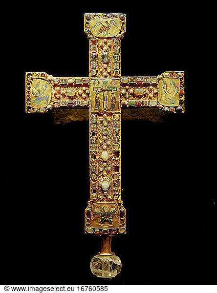 Rhenish 
c. 1000. Processional cross with sunken enamel. Oak wood  gold foil  sunken enamel plates  gemstones  pearls  enamels 
filigree  46 × 33.5 cm. Essen Cathedral  treasure room.