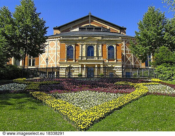 Richard-Wagner-Festspielhaus  auch Bayreuther Festspielhaus genannt  ist ein Festspielhaus auf dem Grünen Hügel in Bayreuth  Oberfranken  Bayern  Deutschland  Bayreuth Festspielhaus or Bayreuth Festival Theatre  an opera house north of Bayreuth  Frankonia  Bavaria  Germany (Aufnahmedatum nicht bekannt)  Europa