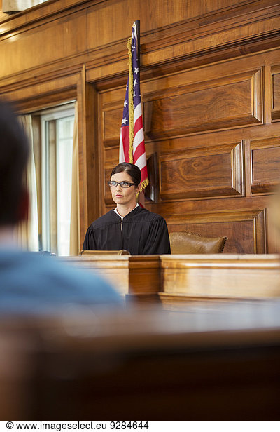 Richter auf der Richterbank vor Gericht